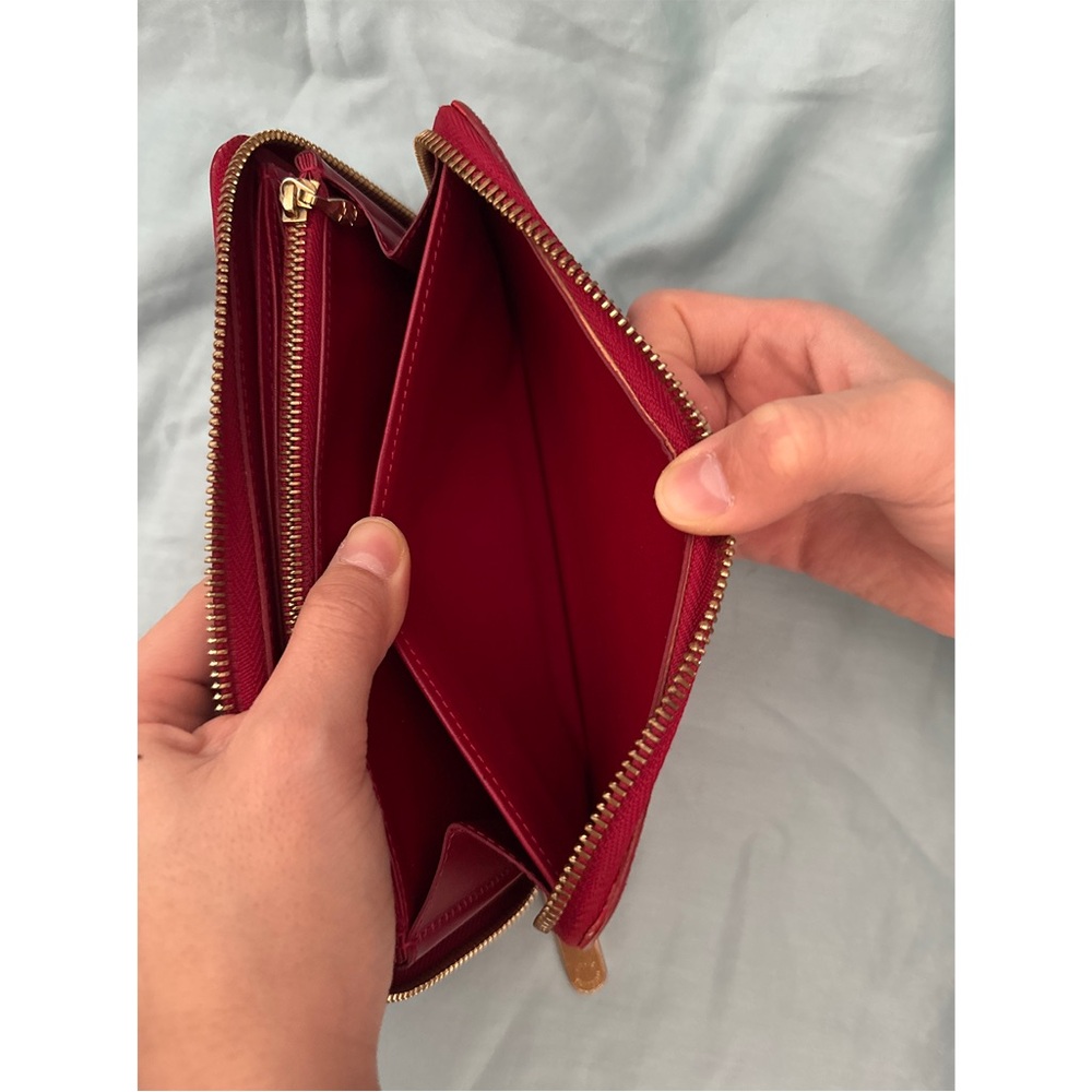 Louis Vuitton Red Monogram
Embossed Vernis Leather Wallet - Picture 14 of 16